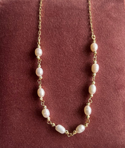 LAVAL Guldfarvet sterlingsølv halskæde med syntetiske perler 40+5 cm (317872D)